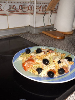 Una foto de Hélices vegetales con tomate y atún