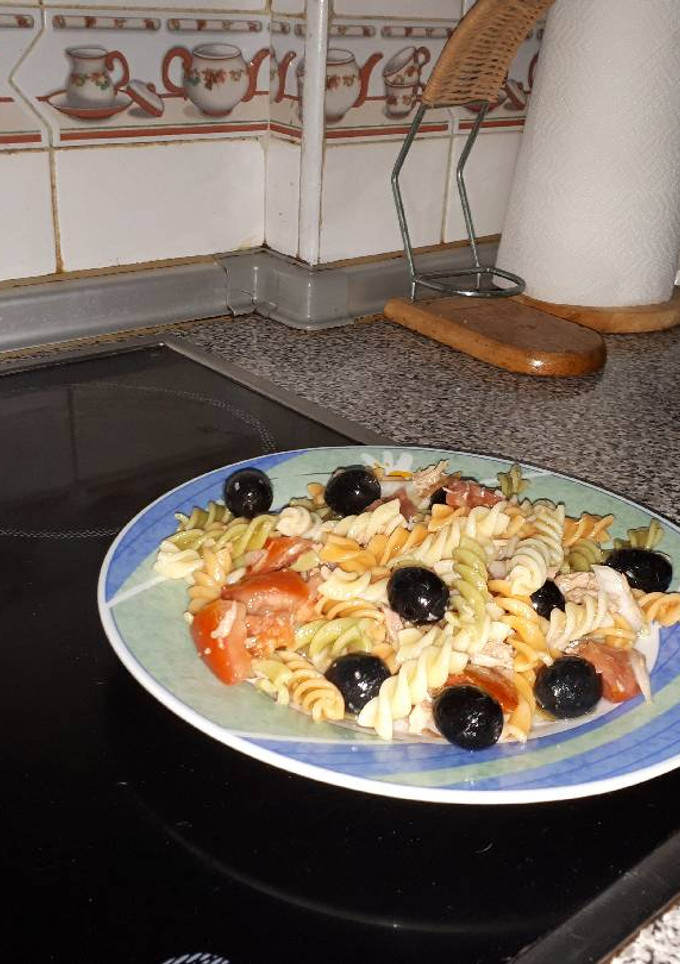 Una foto de Hélices vegetales con tomate y atún