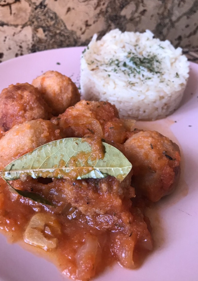 Una foto de Albóndigas de pavo en salsa de tomate 🍅