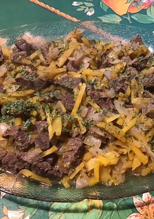 Une photo de Bœuf aux carottes jaunes, piment vert doux et oignon de roscoff