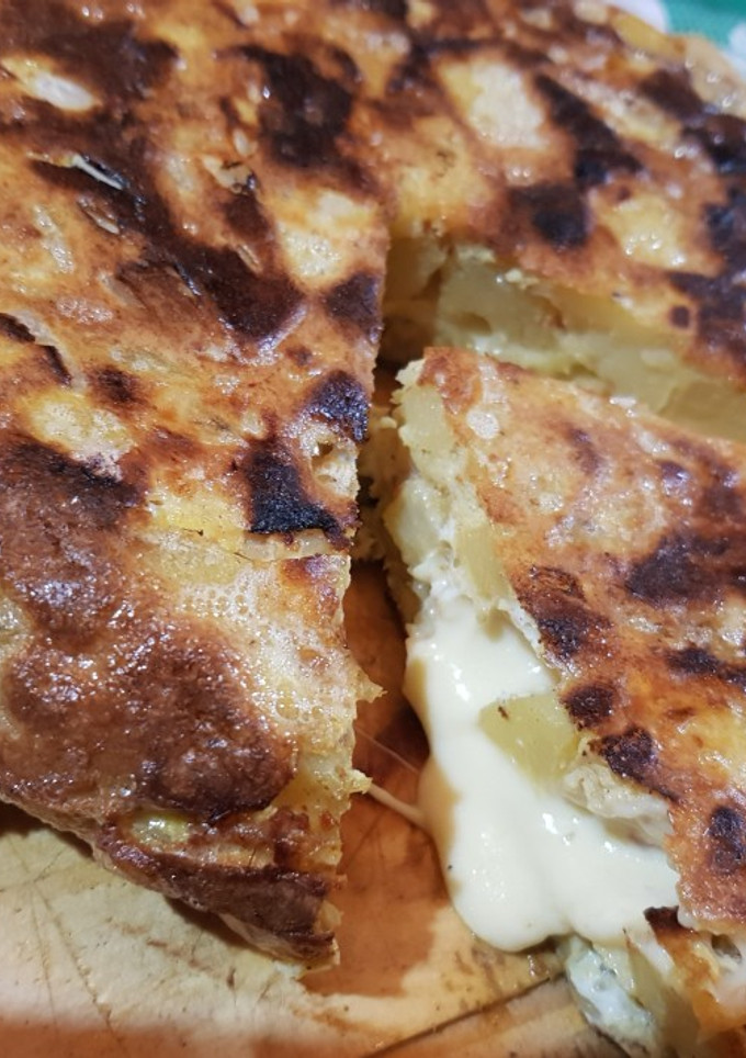 Una foto de Tortilla de papa rellena 🥔🥔🥚🥚🥔🥔