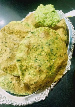 A picture of Palak ki puri.