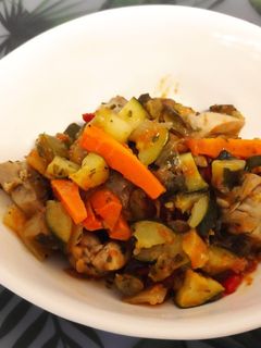 Una foto de Verduras con pollo