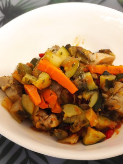 Una foto de Verduras con pollo