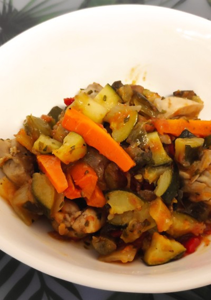 Una foto de Verduras con pollo