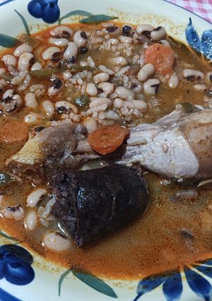 Una foto de Carillas con arroz pollo y morcilla