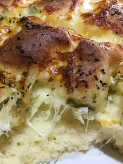 Una foto de Pan de ajo y queso esponjoso