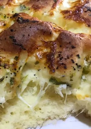 Una foto de Pan de ajo y queso esponjoso