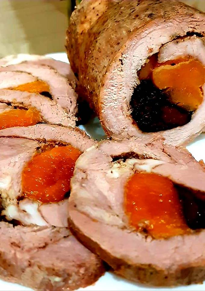 М'ясний рулет з курагою і чорносливом