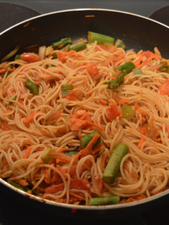 Una foto de Espaguettis integrales con verduras