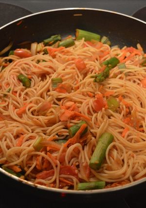 Una foto de Espaguettis integrales con verduras