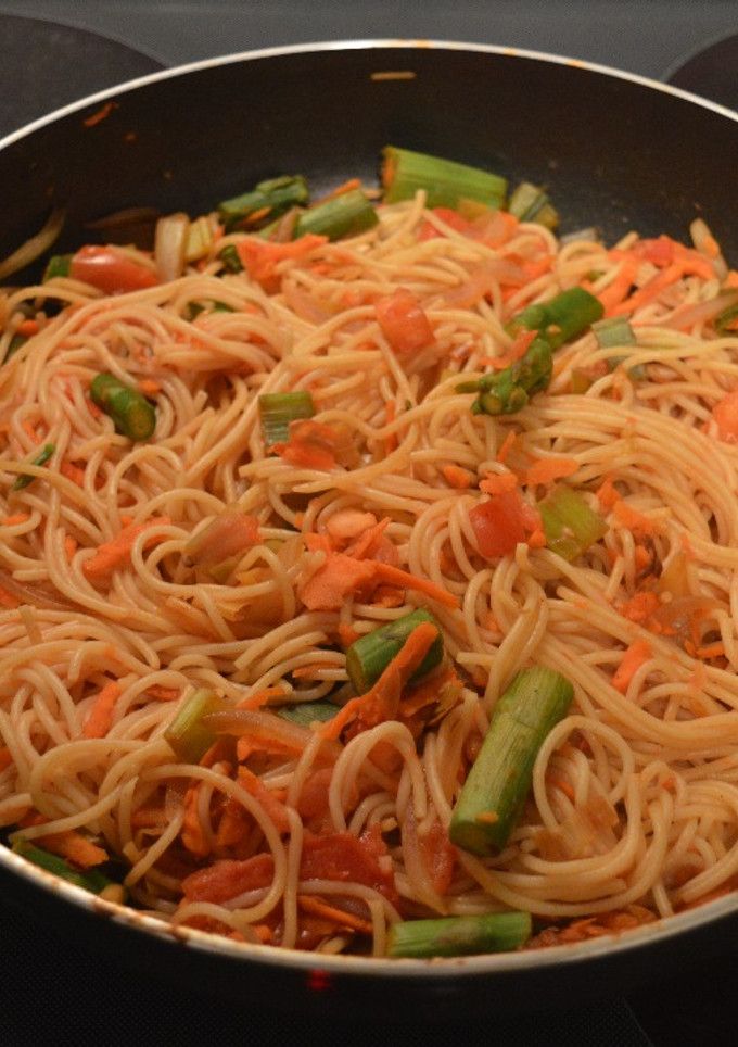 Una foto de Espaguettis integrales con verduras