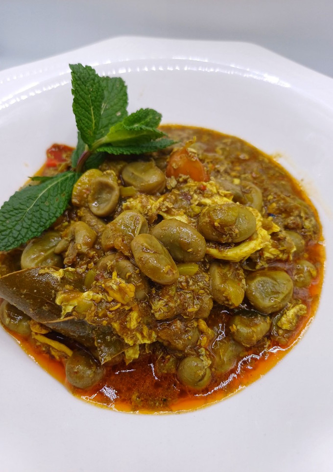 Una foto de Habas tiernas con ajo morcilla