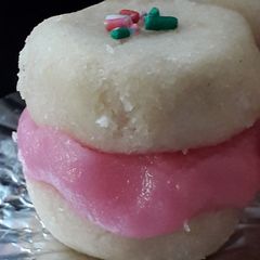 A picture of Vanilla mini cookies with strawberry icing.