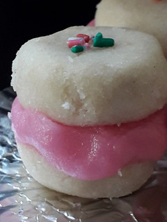 A picture of Vanilla mini cookies with strawberry icing.