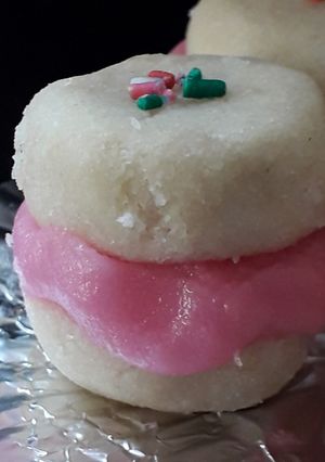 A picture of Vanilla mini cookies with strawberry icing.