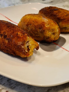 Una foto de Rollitos de pollo, queso y salchichas