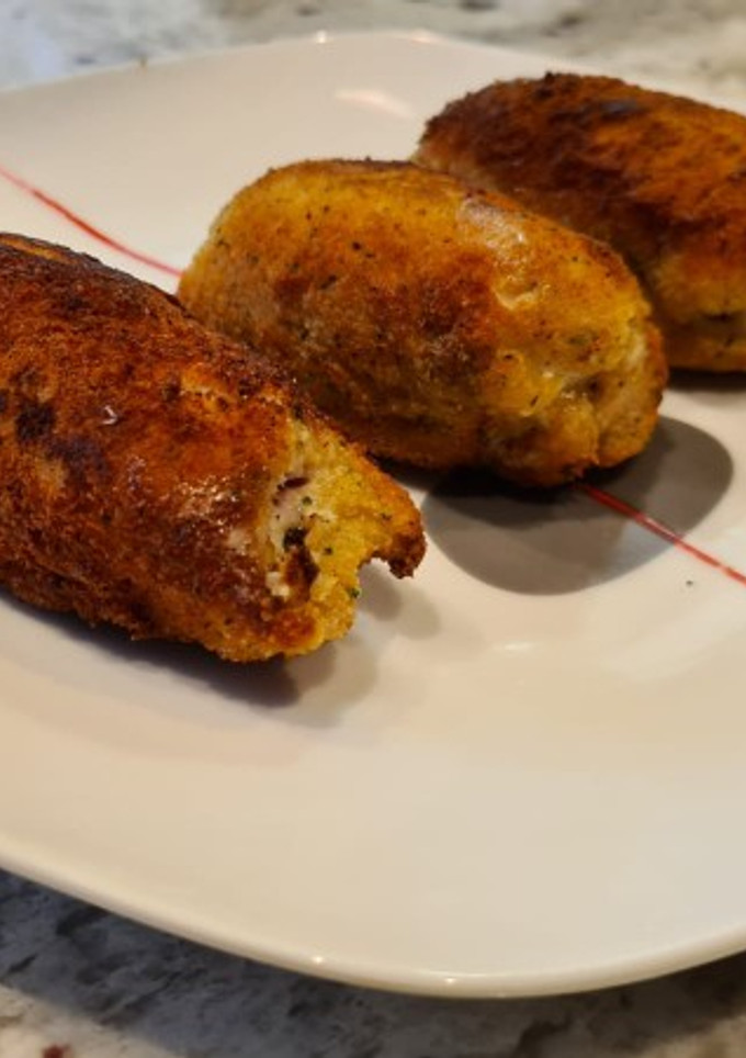 Una foto de Rollitos de pollo, queso y salchichas