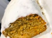Una foto de bizcocho zanahoria avena