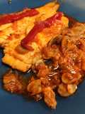 Bacalao con cebolla, champis y salsa de tomate y pimientos de piquillo