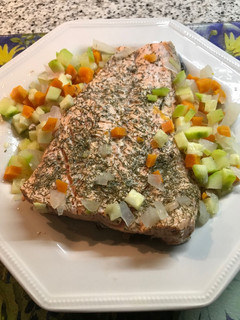 Una foto de Salmón al vapor con verduras