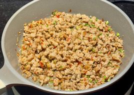 Thịt Băm Xào Tỏi Sả Ớt EatWell