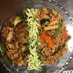 A picture of Thai crazy noodles with fried rice.