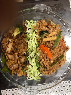 A picture of Thai crazy noodles with fried rice.