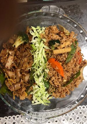 A picture of Thai crazy noodles with fried rice.