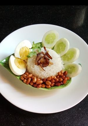 A picture of Nasi Lemak/ Malaysian rice.