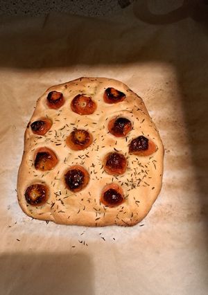Une photo de Focaccia tomate cerise