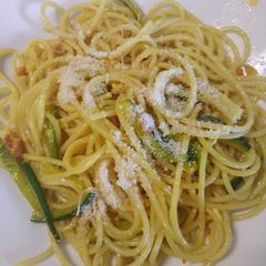A picture of Spaghetti with zucchine, pancetta and saffron.