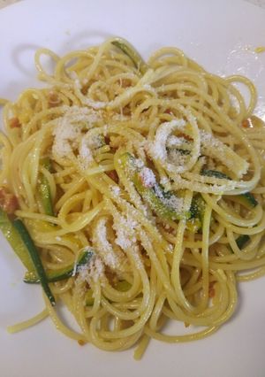 A picture of Spaghetti with zucchine, pancetta and saffron.