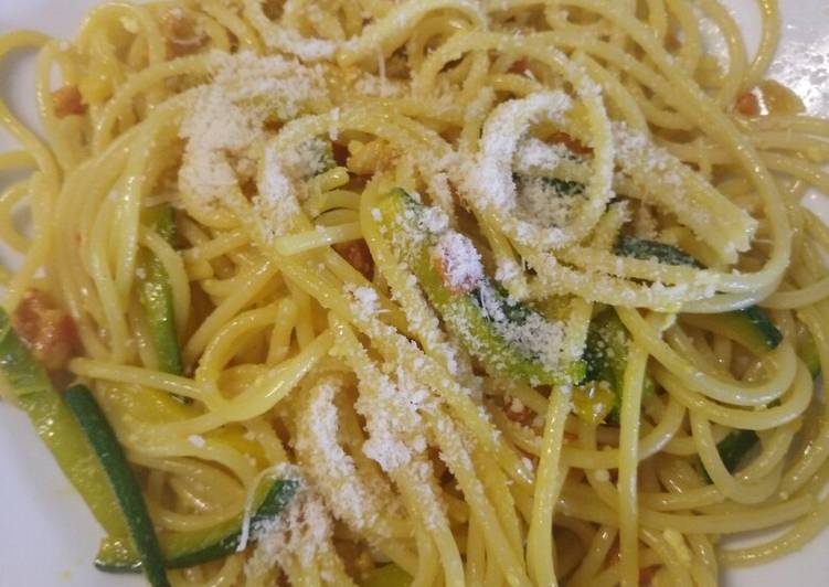 Steps to Prepare Super Quick Homemade Spaghetti with zucchine, pancetta and saffron