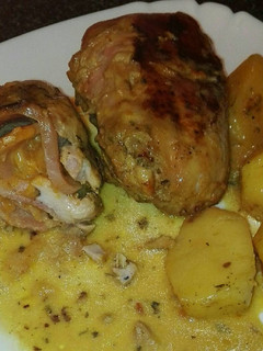 Una foto de Muslos de pollo rellenos de beicon y queso cheddar con salsa de nata