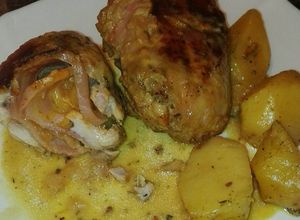 Foto principal de Muslos de pollo rellenos de beicon y queso cheddar con salsa de nata