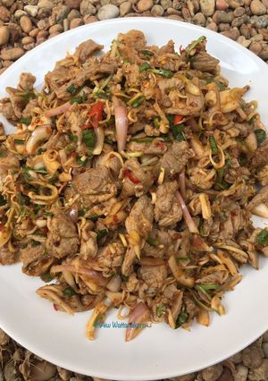 รูปของ “ยำหมูน้ำพริกเผาใส่มะม่วง”