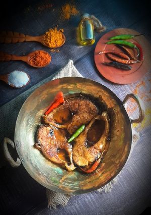 ইলিশের তেল-ঝোল‌। রেসিপির প্রধান ছবি