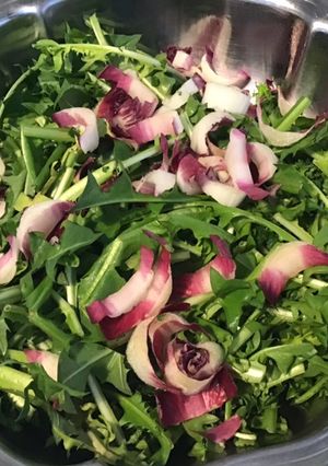 Une photo de Salade de pissenlit et endive rouge aux herbes fraîches