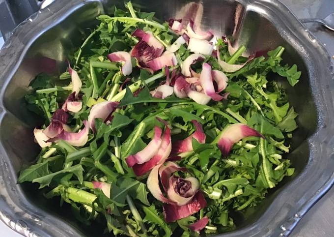 Salade de pissenlit et endive rouge aux herbes fraîches