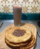 Hot cakes con vainilla hojuelas de almendra y Nutella