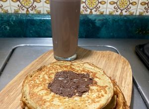 Una foto de Hot cakes con vainilla hojuelas de almendra y Nutella