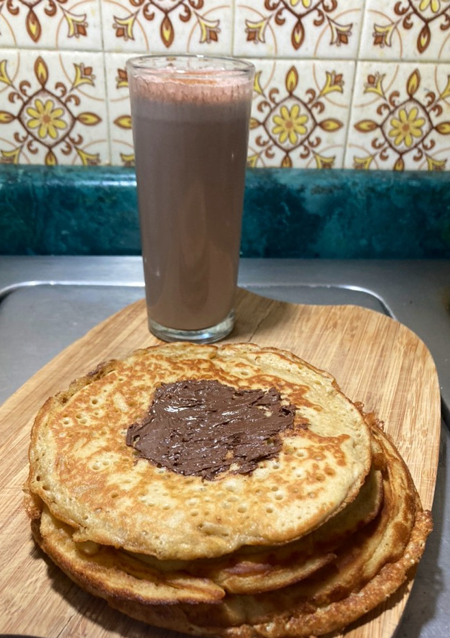 Una foto de Hot cakes con vainilla hojuelas de almendra y Nutella