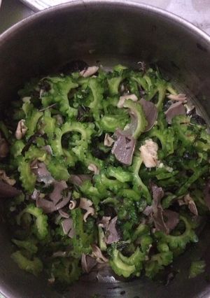 Hình của món Mướp đắng nộm lòng gà.
