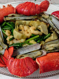 Una foto de Salteado de verduras y mariscos