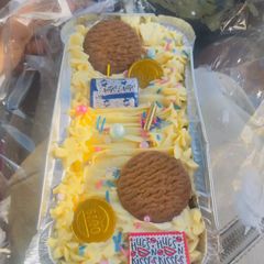 A picture of Vanilla foilcake topped with buttercream.