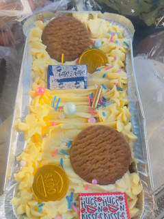 A picture of Vanilla foilcake topped with buttercream.
