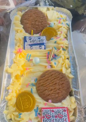 A picture of Vanilla foilcake topped with buttercream.