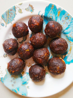 બીટ નાં લાડુ (Beetroot Ladoo Recipe In Gujarati) રેસીપી મુખ્ય ફોટો