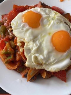 Una foto de Pisto con huevo